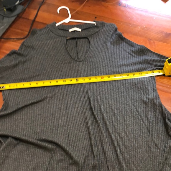 Gray tunic with great sleeves. Keyhole front. - Picture 3 of 3